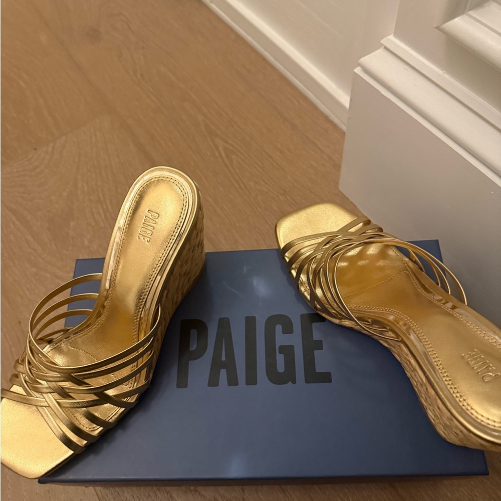 PAIGE Skyler Metallic Gold Multi-Strap Wedge Sandals Brand New in the Box